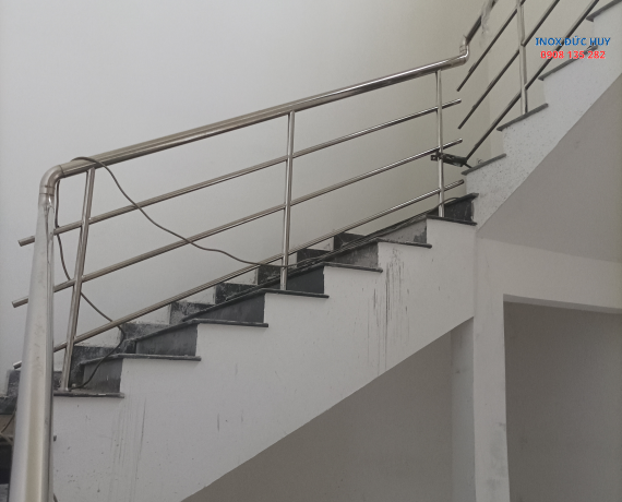 Câu thang inox